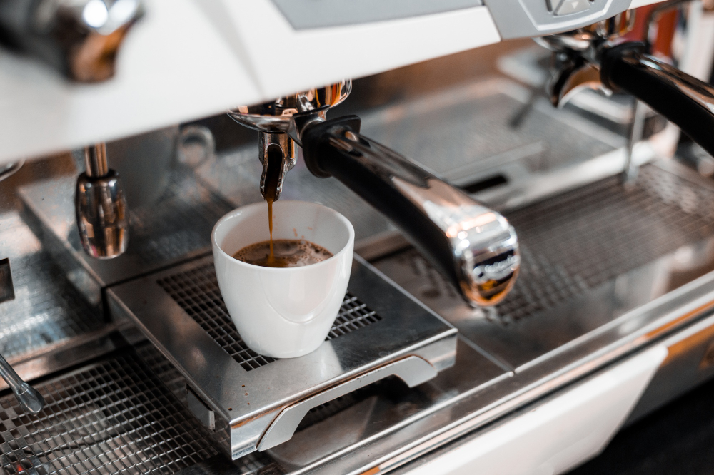 Domácí odvápňovač dokonale vyčistí konvici i kávovar. Výborné chuti